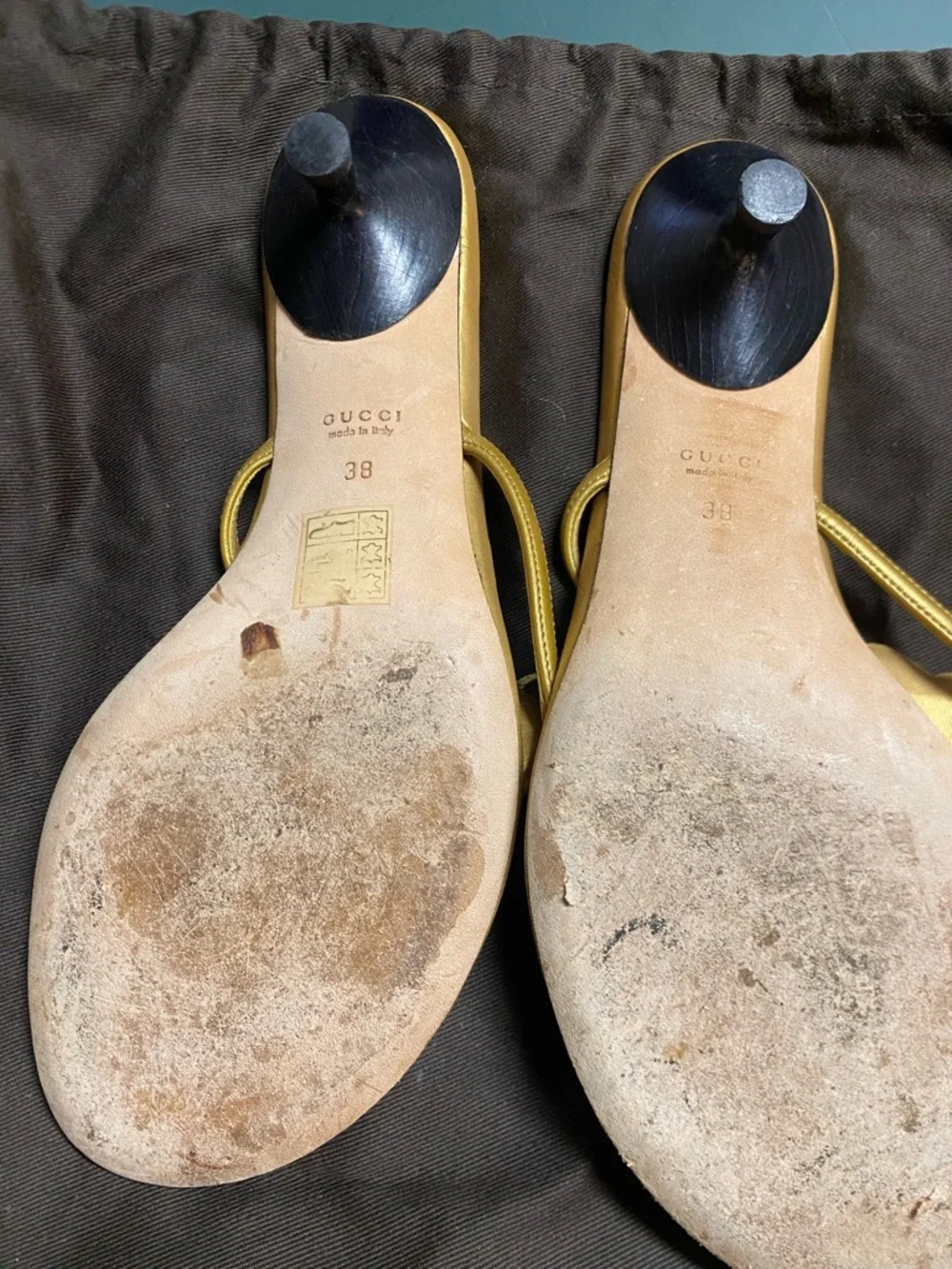 Gucci Heart Interlocking Logo Gold Thong Sandals - Picture 4 of 11